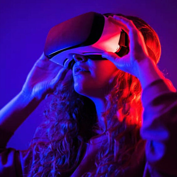 girl-in-virtual-reality-esacpe-room_result